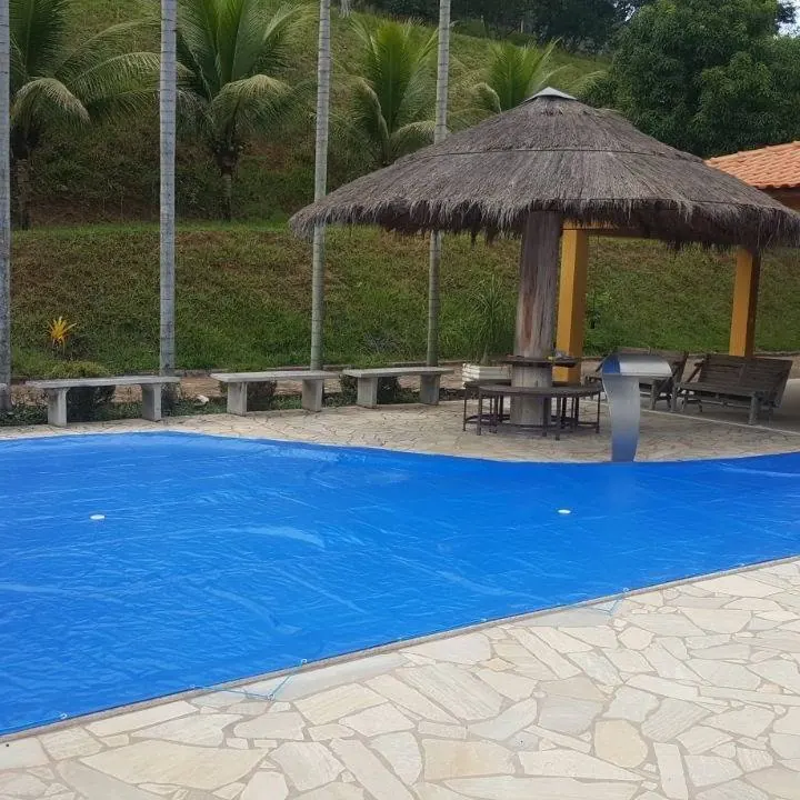 Capa térmica azul instalada sobre a piscina