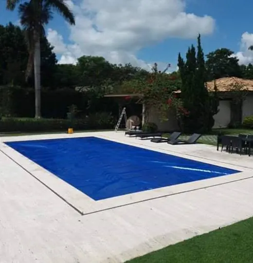 Piscina coberta com capa de proteção
