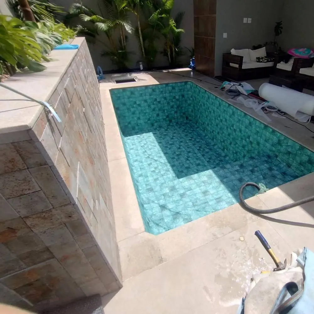 Instalação de revestimento em vinil turquesa em piscina de condomínio em Itatiba
