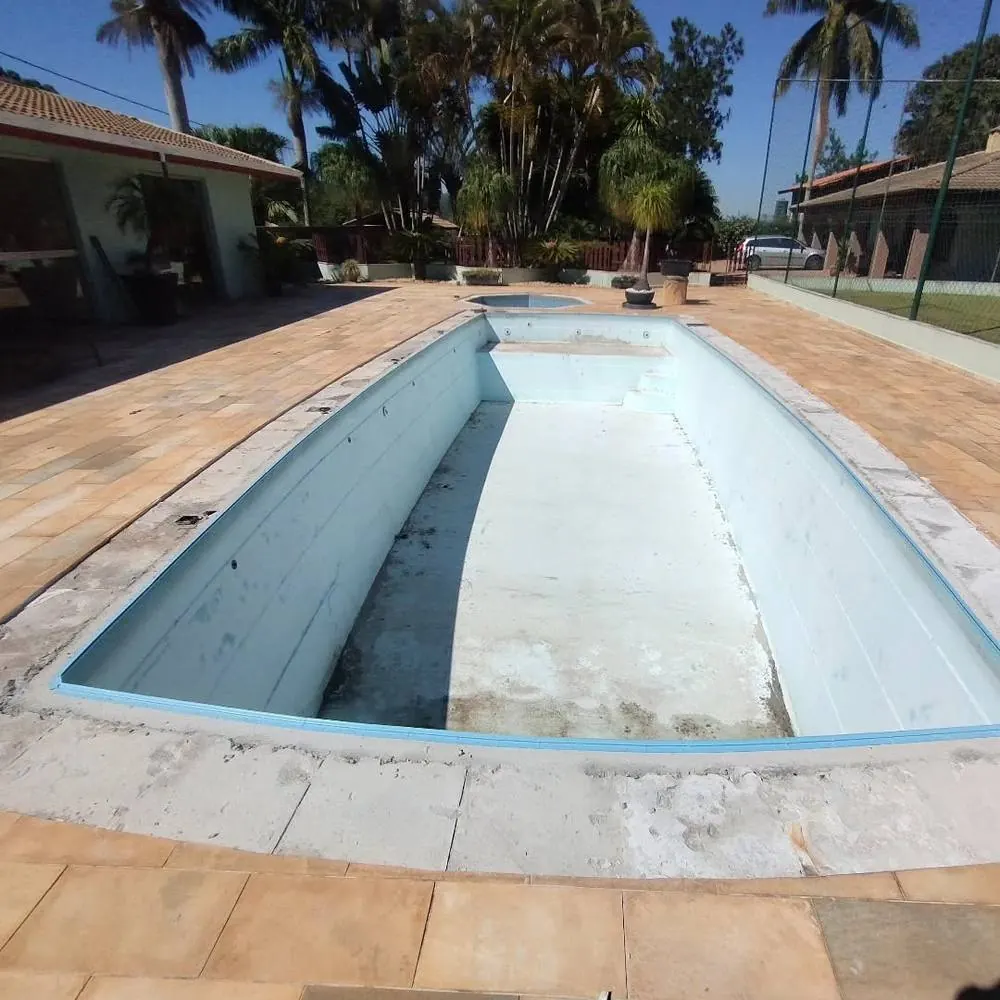 Piscina antiga antes da reforma, sem revestimento, projeto em Itatiba
