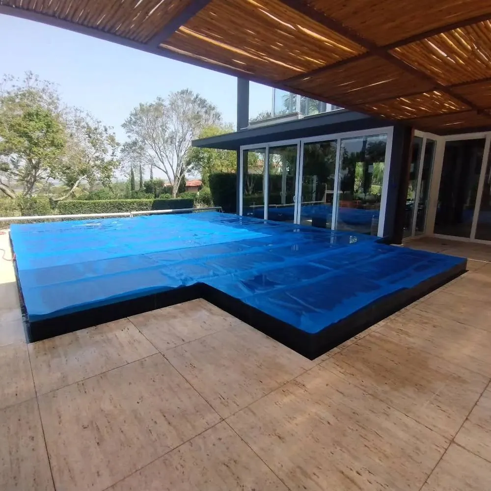 Piscina com capa de cobertura em casa de arquitetura moderna em Itatiba