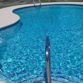 Manutenção de piscina com água limpa e escada de inox